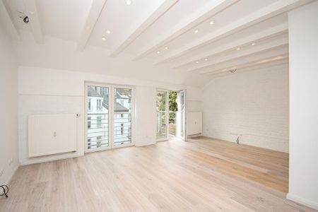 Traumhaftes Dachgeschoss-Loft mit offener Galerie und Einbauküche - Photo 5