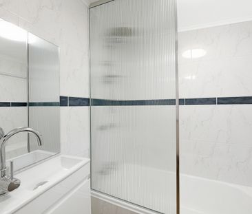 Charming House Backing Onto Sydney Park - Photo 3