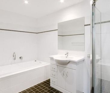 Modern 2 Bedroom Unit in Prime CBD Location - Walk to Everything - Photo 3