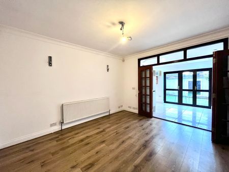 5 Bed Semi-Detached House, The Vale, NW11 - Photo 4