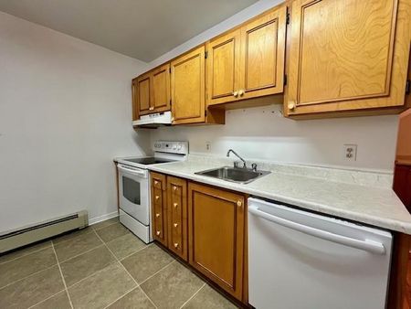 93 Lower Union Street - Unit 1 - 4 bed, 1 bath - STUDENTS! HALF OFF FIRST MONTHS RENT (MAY 1) - Photo 3