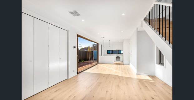 LIGHT,MODERN, LOW MAINTENANCE TOWNHOUSE - Photo 1