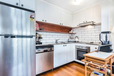 Stylish Warehouse Conversion in Prime Location - Photo 3