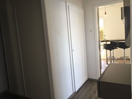 For rent apartment in detached villa with tree-lined terrace. - Photo 2