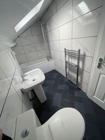 1 bed Apartment - To Let - Photo 5