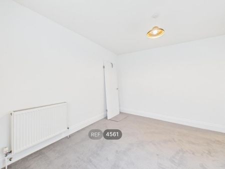 4 bedroom detached house to rent - Photo 2