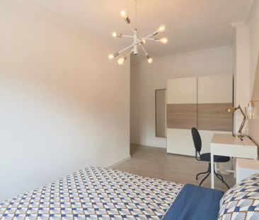 Room in a shared 11-bedroom apartment for rent in Lisbon, perfect for professionals and students. - Photo 5
