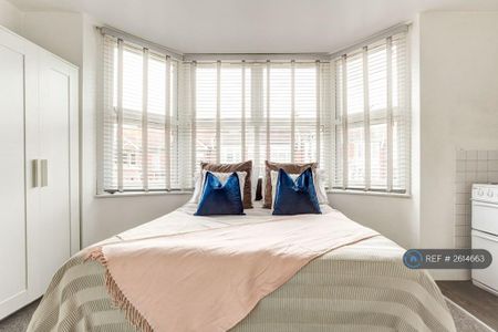 1 bedroom in a house share to rent - Photo 5