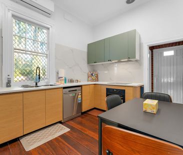 ROOM RENTAL: Large fully furnished rooms with bills included - Photo 6