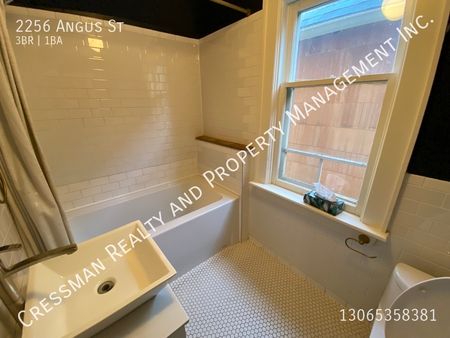 3 bed, 1 bath FULL HOUSE with Large Garage located Downtown Regina, SK - Photo 4