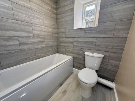 4 bedroom semi-detached house to rent - Photo 3