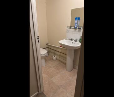 Room in a Shared House, Brafferton Road, CR0 - Photo 1