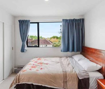 Townhouse in a convenient location! - Photo 3