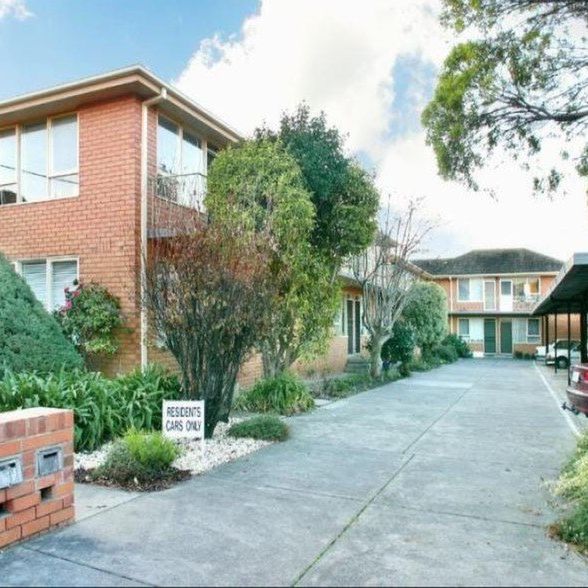 Prime Location - Walk to Supermarkets, Glenhuntly Train Station, Trams, Buses - Photo 1