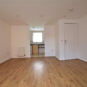 Barnard House, Nightingale Crescent, Romford, RM3 - Photo 3