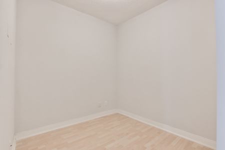 1 Bedroom + Den - Photo 4