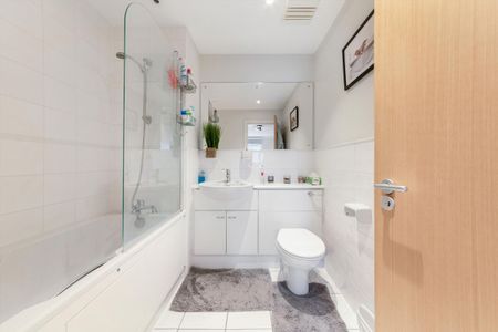 Two bedroom apartment in sought after location of Boardwalk Place, E14 - Photo 4