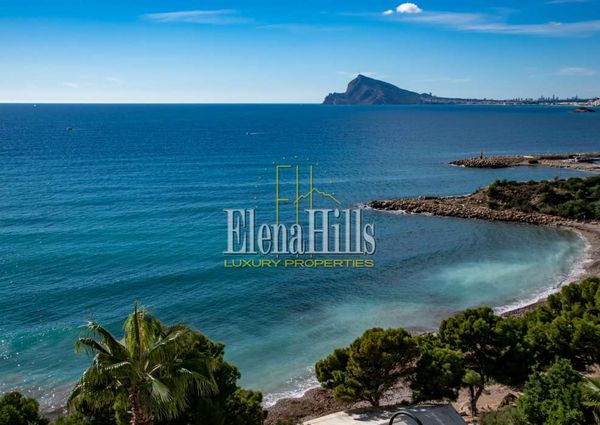 Large reformed apartment with magnificent sea views in front of the Mascarat Beach, Altea, Alicante