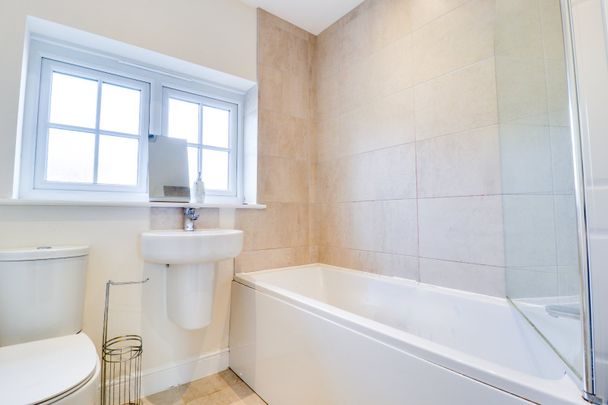 4 bedroom terraced house to rent - Photo 1