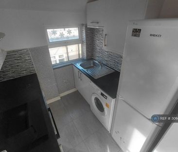 3 bedroom flat to rent - Photo 3