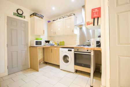 Price £950 pcm - Available Now - Part Furnished - Photo 4