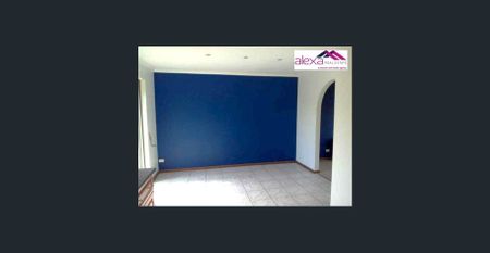 Charming 3-Bedroom Home in City-Fringe Renown Park - Photo 4