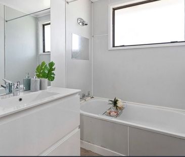 Charming 3BR Home with Deck & AC - Photo 2