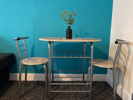 Hawkins Street Room 4 - Photo 4