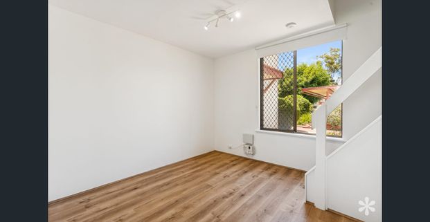 Renovated Booragoon Villa with Private Access & Extra Parking - Photo 1