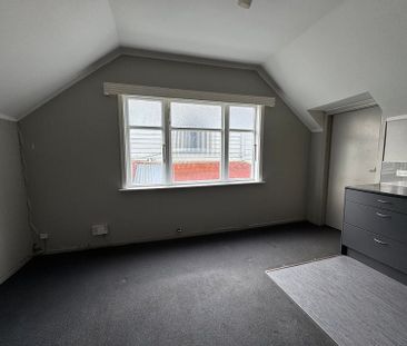 Spacious 4-Bedroom + Study Home in Mount Victoria - Photo 4