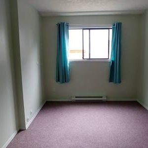 10 min walk to UVIC-2 bedroom suite - Photo 1