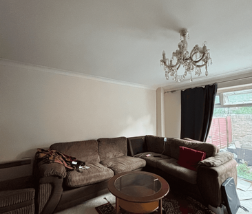 4 bedroom semi-detached house to rent - Photo 2