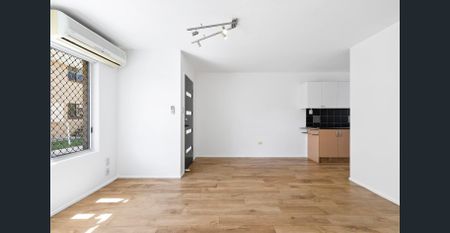 Stylish & Quiet 2-Bedroom Refreshed Unit in an Exclusive 5-Unit Complex! - Photo 5