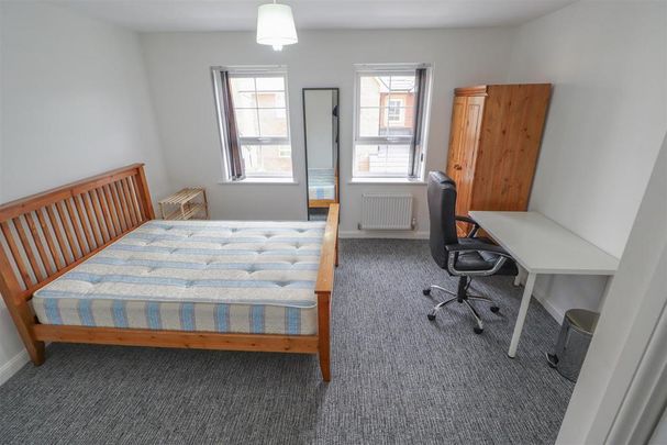 4 bedroom terraced house to rent - Photo 1