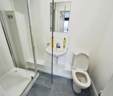 1 bedroom in a flat share to rent - Photo 2