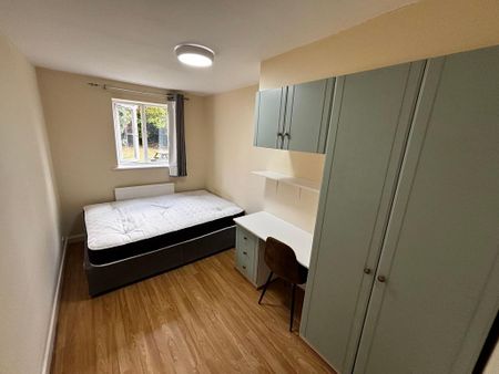 3 bedroom flat to rent - Photo 4