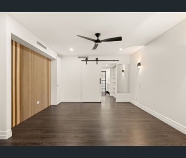 Luxury Penthouse in Greenslopes, Pool Maintenance Included - Photo 2