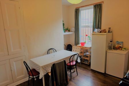 3 bedroom House in Carberry Place BED), Leeds - Photo 2