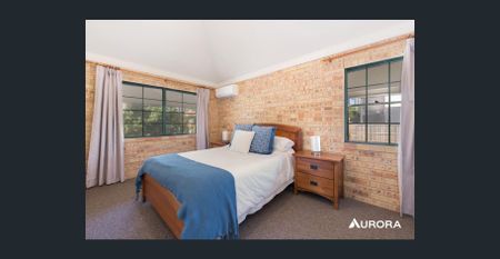 Spacious Three-Bedroom Kelvin Grove Townhouse with Courtyard & Garage - Photo 3