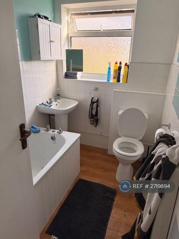 1 bedroom in a house share to rent - Photo 3