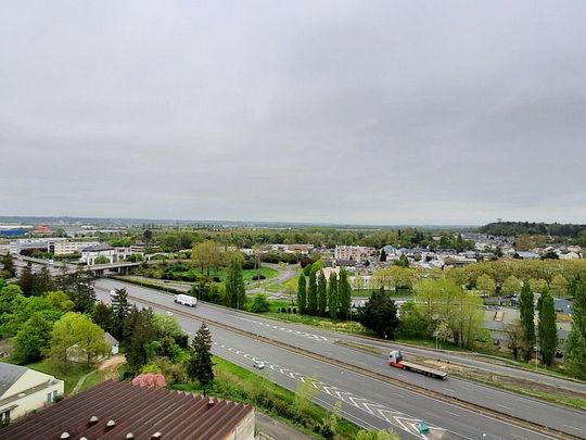 TOURS SUD – secteur FONTAINES, Appartement spacieux et lumineux, situé dans une résidence à proximité de toutes les commodités (bus, commerces, écoles) avec vue dégagée sans vis-à-vis - Photo 1