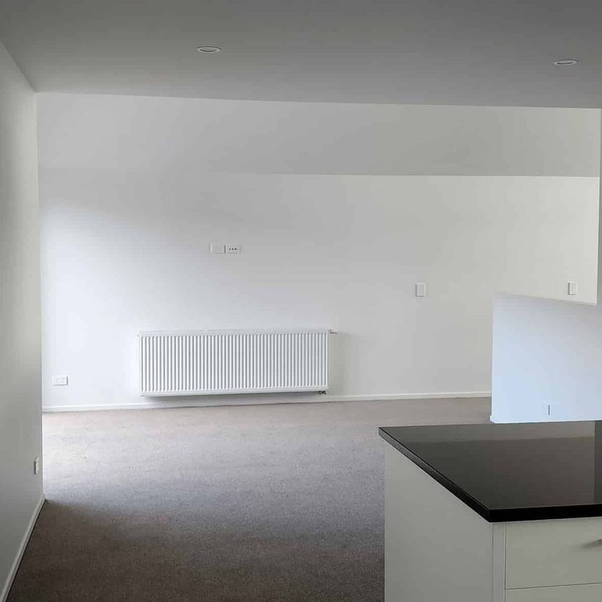 Near new large family home in Woodridge - Photo 1