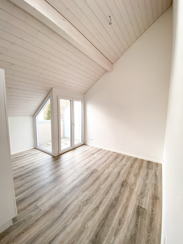 Moderne 2.5-Dachzimmerwohnung mit Balkon / Mietzinsaktion - Photo 2