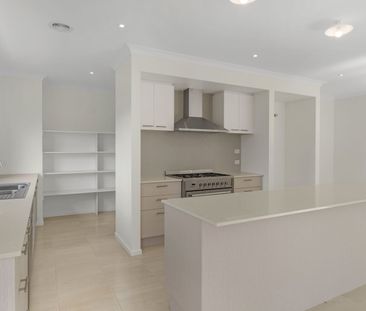 Large Family Home with 2 living areas - Photo 3