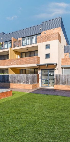 2 bedroom timber floor unit available - Perfect for family living - Photo 1