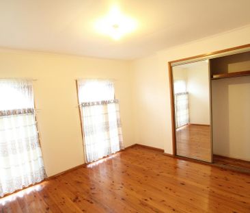 LOCATION !!! LOCATION !!! 3 BEDROOMS FRONT HOUSE IN QUIET STREET & ... - Photo 4
