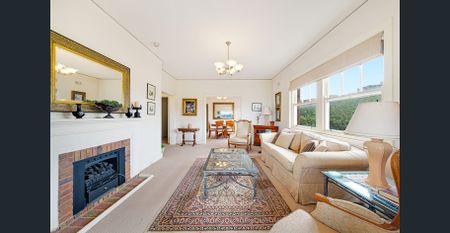 Spacious Two Bedroom + Sunroom + Carspace - Photo 3