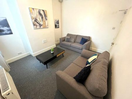 1 bedroom in a house share to rent - Photo 2