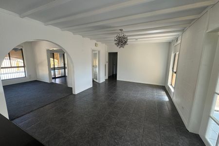 SPACIOUS 5 BEDROOM HOME WITH POOL, SPA & MULTIPLE LIVING AREAS! - Photo 3