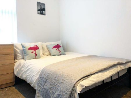 1 bedroom in a house share to rent - Photo 2